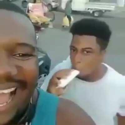 muqinha tomando um geladinho