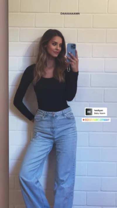 Selfie to mirror (IG story)