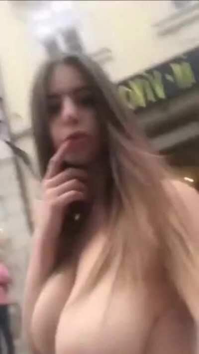 Stella Cox takes a Selfie in Budapest 😊