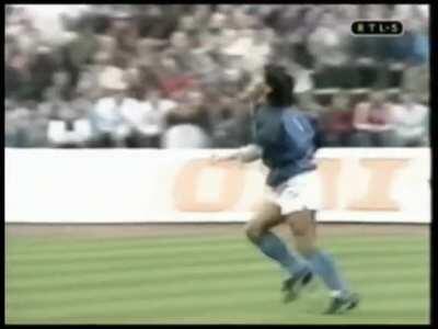 Falleció el Diego, un pedazo de jugador y uno de los mejores de todos los tiempos. Dejo esta joyita para recordarlo.