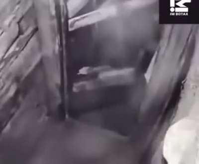 Guy outplays killer at horror house