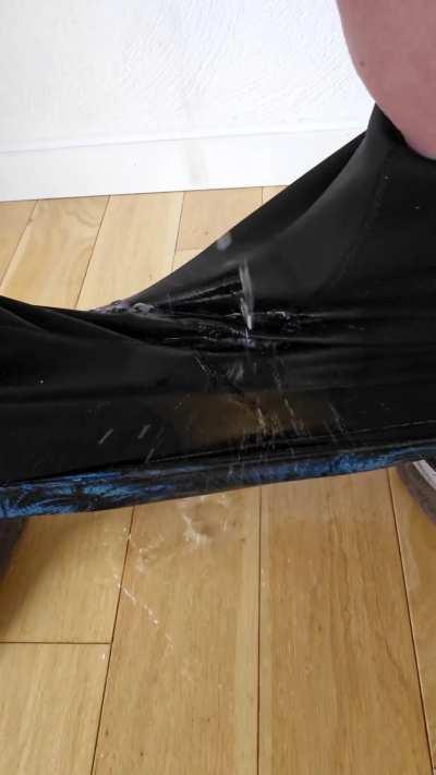 Close-up pissy pussy showering my pants & my friend's floor.