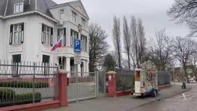 The russian embassy in The Hague, Netherlands was greeted by the traditional Dutch street organ playing the Ukrainian anthem today marking one year anniversary of the invasion