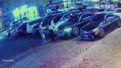 美女下车后不关车门，奥迪车主倒车撞坏旁边车辆！事后也未联系车主进行赔偿，直接逃逸