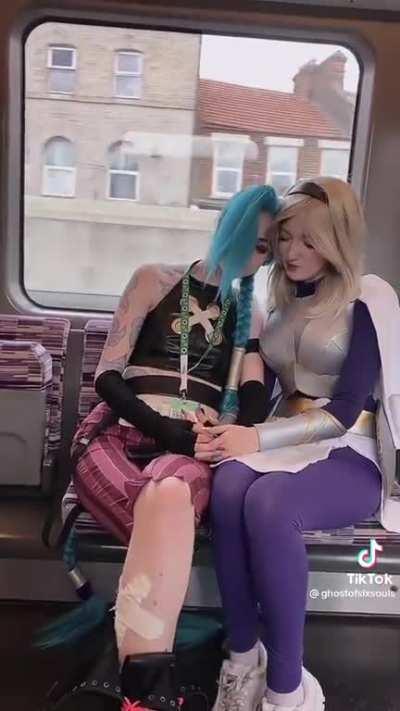 [Itsyaboi_cass] (Ren on Tiktok [ghostofsixsouls]) League of Legends Jinx x Lux Lightcannon Cosplay shipping