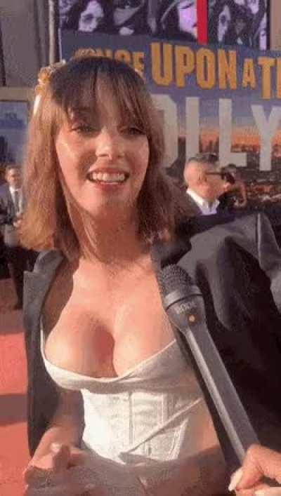 Maya Hawke should really stop being silly and wrap my cock around her big juicy tits already 👅👅🤤🤤🍼🍼