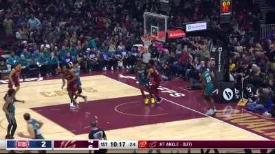 [Highlight] Jarrett Allen cleared for take-off and destroys the rim with authority!