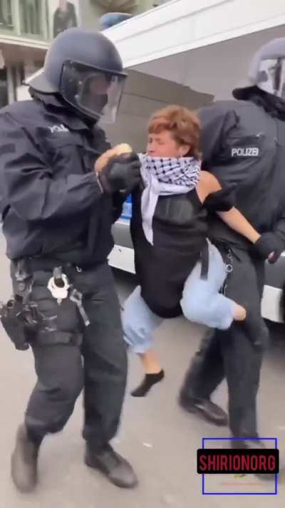 Mujer de Argentina se come un golpe de realidad contra la policía alemana