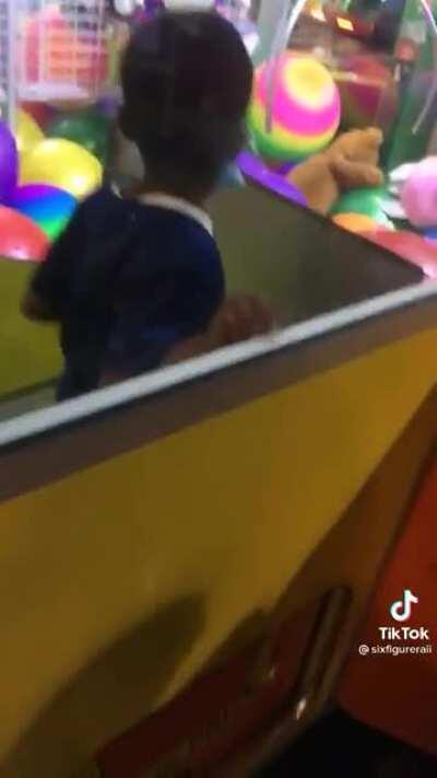 Bad ass lil nigga done got stuck inna claw machine