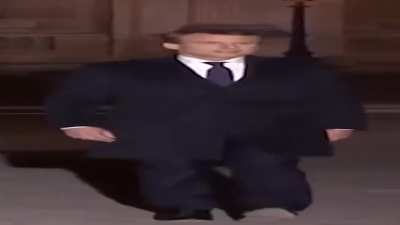 🤓🇺🇸: You can't jail criminals if they are politicians 🇫🇷🇷🇴: Hold my beer