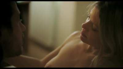 Mélanie Thierry shows her breasts during sex!