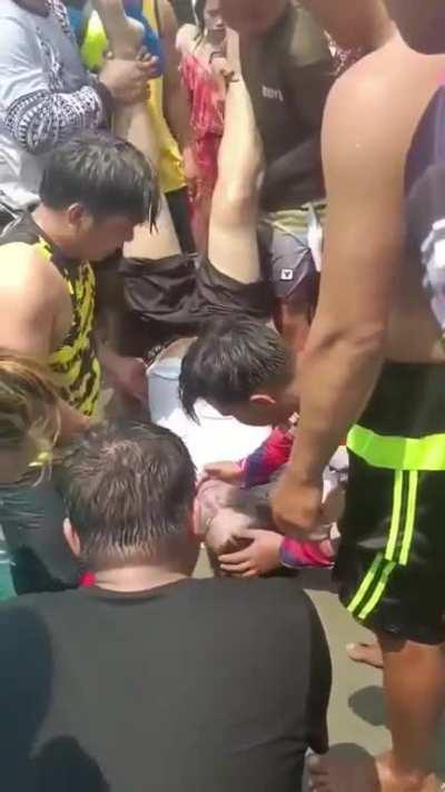 5 people drowned in this beach in the Philippines and no one knows how to do a proper CPR.