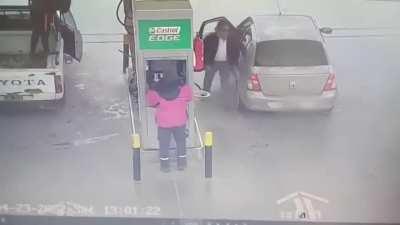 Un cliente se canso de esperar y le dio un cabezazo al playero (Bariloche)