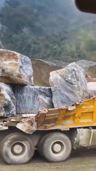 Ladungssicherung leicht ungenügend. Ansonsten sehe ich keine Probleme