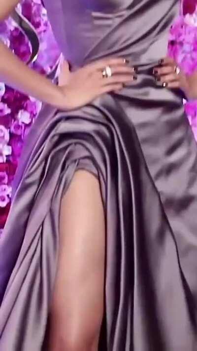 Deepika Padukone - Those legs and that smile 🔥