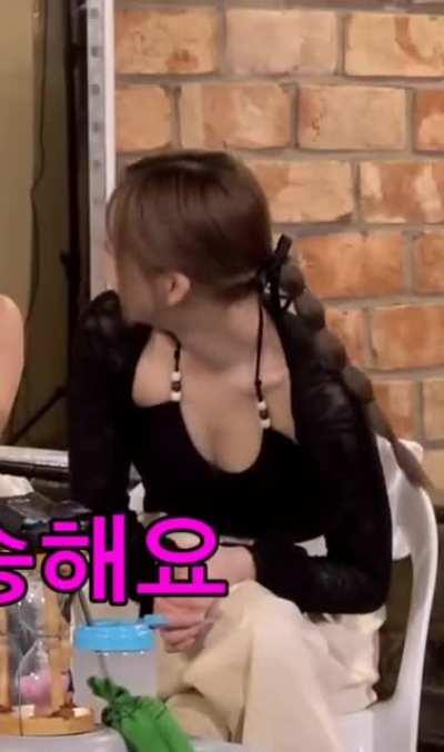 Peek at Nayeon's titties