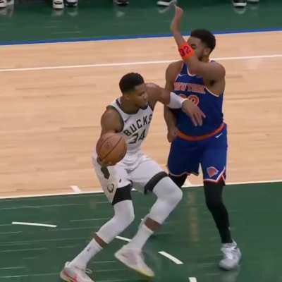 Giannis was not called for traveling on this drive vs the Knicks