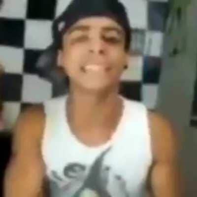 zóio sempre cuspindo fatos