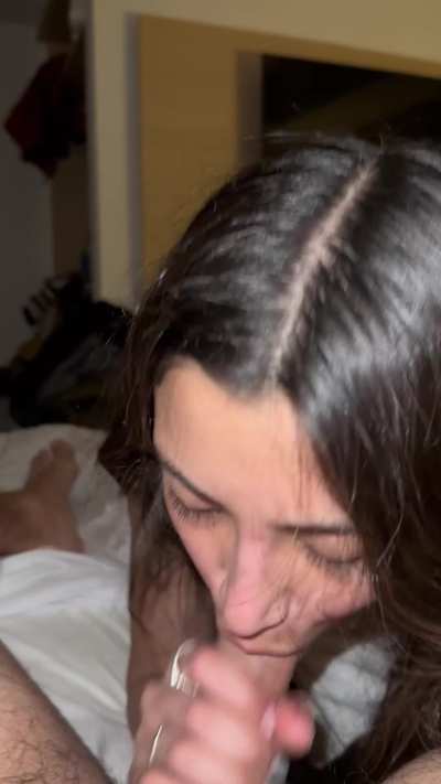 brunette sucks and keep sucking al day