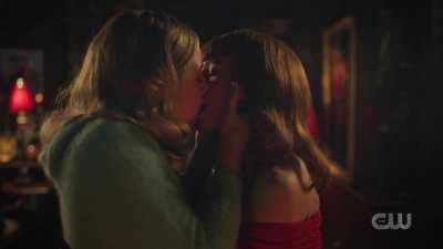 Lili Reinhart kissing Madelaine Petsch