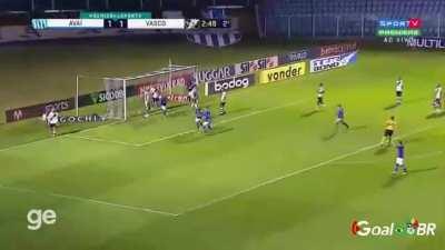 Não lembro quando foi a ultima vez que eu vi uma falta quase lateral onde ta na cara que vai vir cruzamento, com SEIS jogadores na barreira...