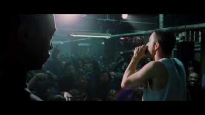 E RRALLE! RREPERI I FAMSHEM AMERKIAN, EMINEM PERFORMON LIVE MIDIS ZEZAKEVE KENGE POPULLORE SHQIPE (VIDEO)!!! Pas perfundimit te kesaj performance Eminem permes lotesh tha: 