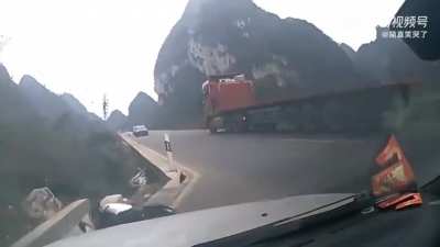 WCGW driving in the opposite direction across a solid line to overtake a large truck 实线逆行超车杀人