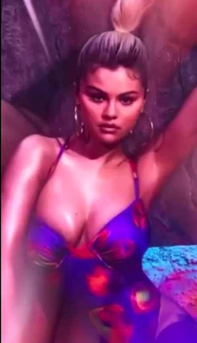 Thick Selena is so hott!