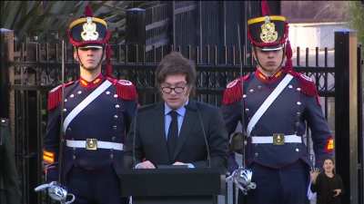 Crimen de lesa patria. Está tratando a los ocupantes como nativos con derecho a la autodeterminación. El Presidente de la Nación negando la postura histórica argentina. No es sólo un hijo de puta, no es sólo un completo idiota: es peligrosísimo.