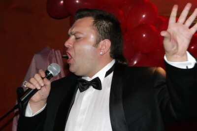 Jis dabar rieda danguje, f pokalbyje.