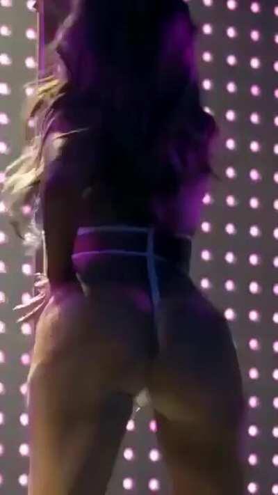 Jennifer Lopez sits on your face. How long would you last ?