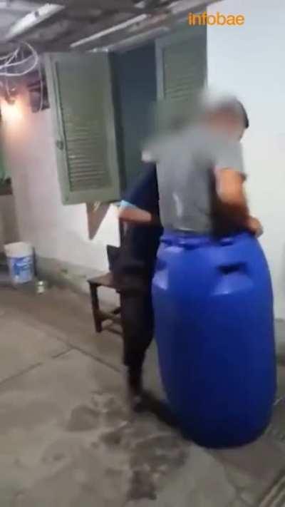 Mientras tanto en un destacamento vial de la Policía Bonaerense