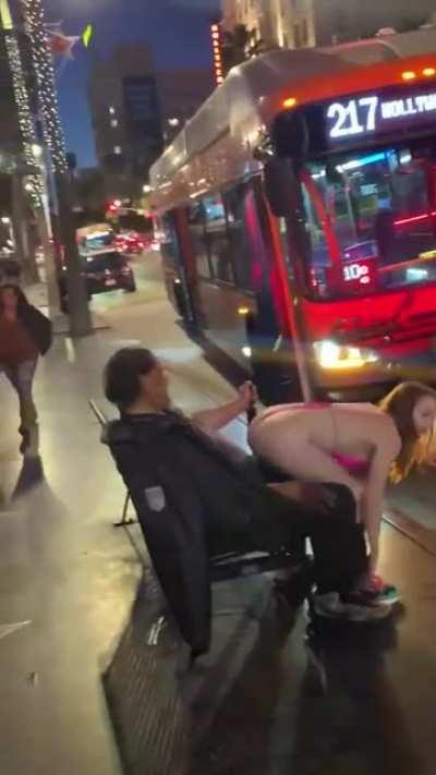 Интересно о чём в этот момент думал бомж?🙃