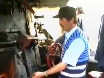 Lokomotifin ateş kutusunda köfte ve çay yapan TCDD personelleri (1992)