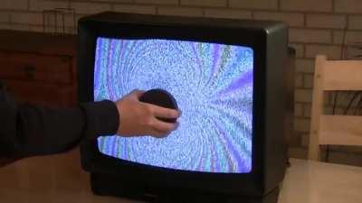 К телевизору подносят настолько мощный магнит, что электронные частицы отклоняются и не долетают до кинескопа