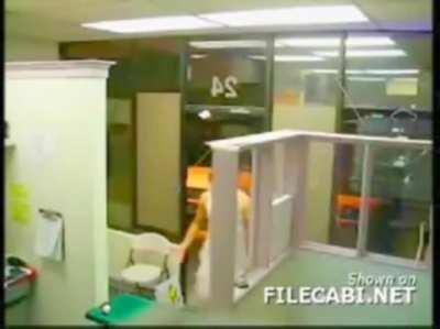 Guy gets his pizza stolen.