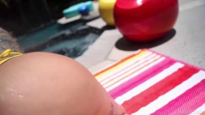 I could watch that fat ass clap all day!