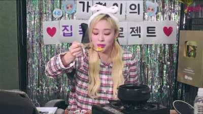 Gahyeon's reaction while eating a bit of hot food