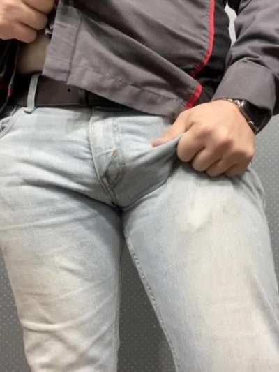 I prefer my jeans to fit just a bit snug. What do you think? 😏