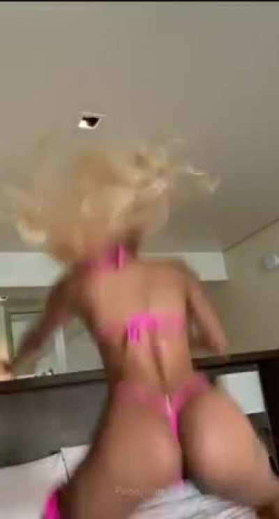 Walks w/ Edwina 🍑