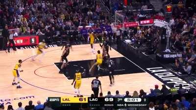 [Highlight] Lebron with an INCREDIBLE behind-the-back pass to reaves who hits a nice jumper to finish the play