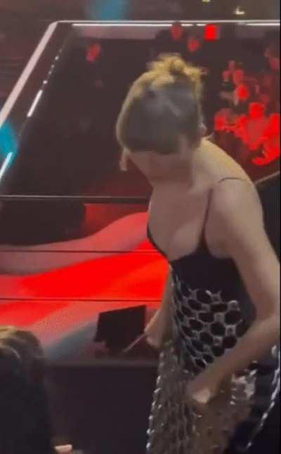 Taylor Swift in possibly the best dress ever at the EMAs