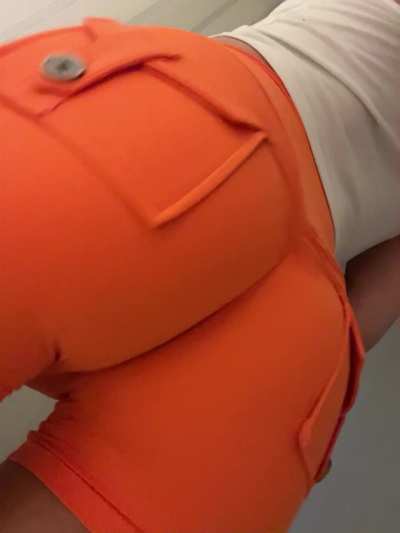 Obsessing over these new shorts 🧡🤌🏼🍑