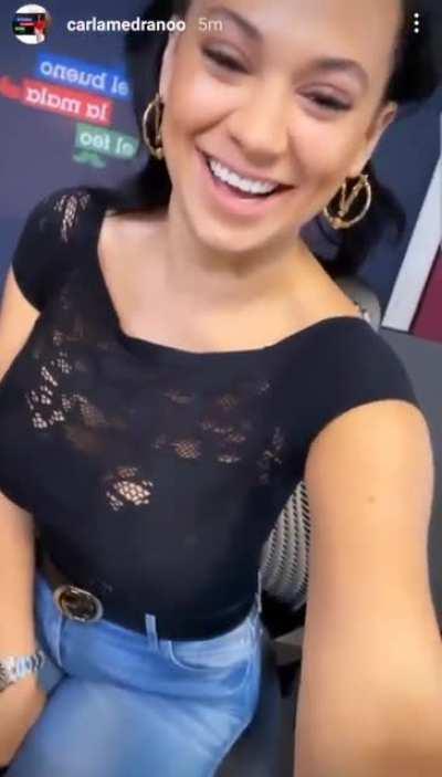 Se le miran bien bonitas esas tetas en este video 🥵