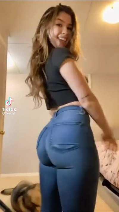 Thick and fit girl in tight leggings 