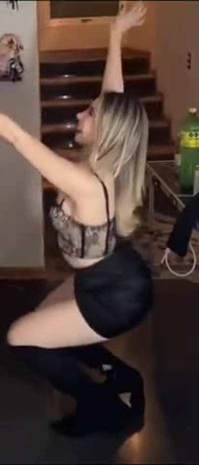 Que rico lo mueve Karen 