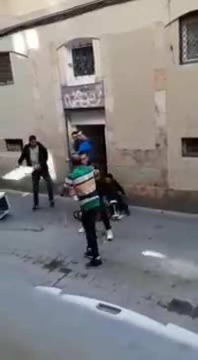 Multitudinous fight between lateros and manteros in the center of Barcelona and in broad daylight