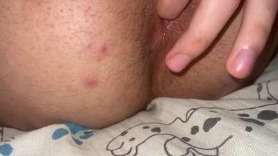 Brincando com meu dedo no cuzinho