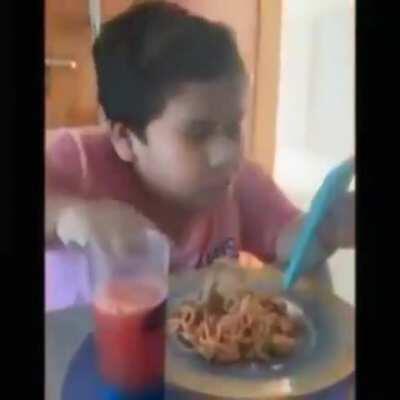 ALGUÉM DISSE QUE NÃO EXISTIRIA MLK MAIS BRABO QUE O DA SUPER NANI LÁ, MAS ACHEI O BIEL AQUI EM PLENO ALMOÇO