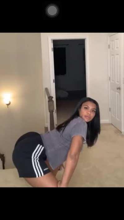 Twerking in Shorts 😍😅